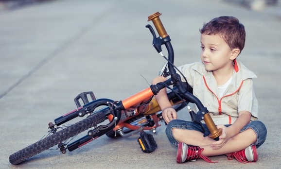 Chłopiec z rowerem